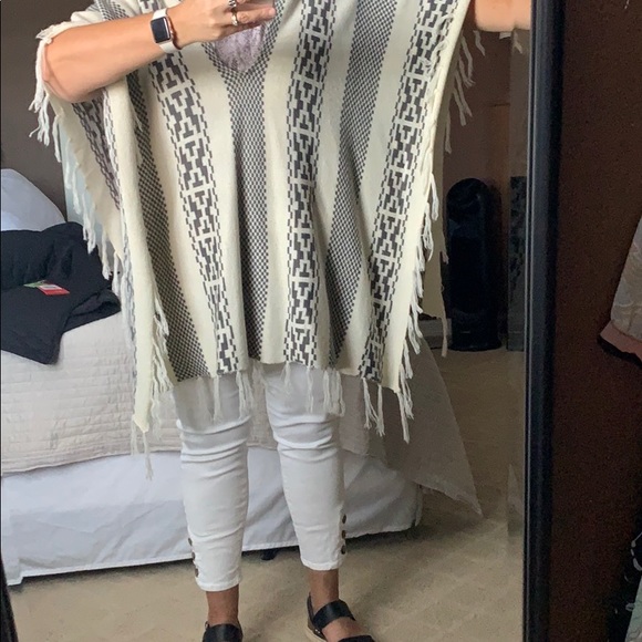 Izzy & Lola Cream & Gray Fringe Open Poncho M/L - Picture 2 of 8